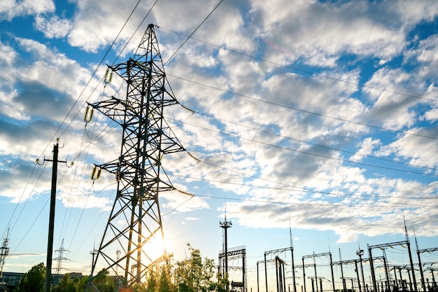 Subestação elétrica com linhas de alta tensão ao pôr do sol