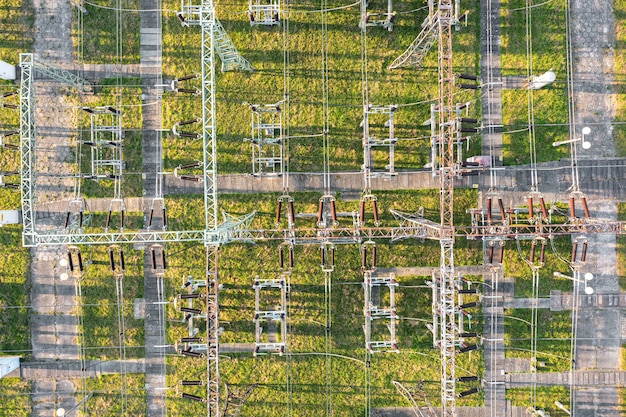 Subestación de alta tensión de la ciudad, muchos cables eléctricos y transformadores con una vista desde arriba