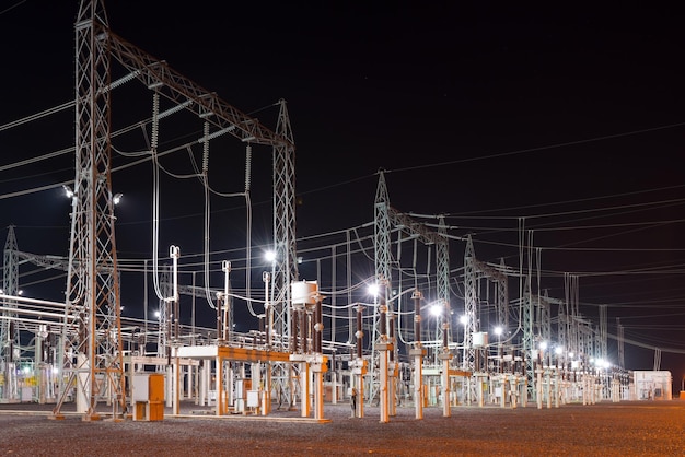 Subestación eléctrica en Asunción, Paraguay, por la noche