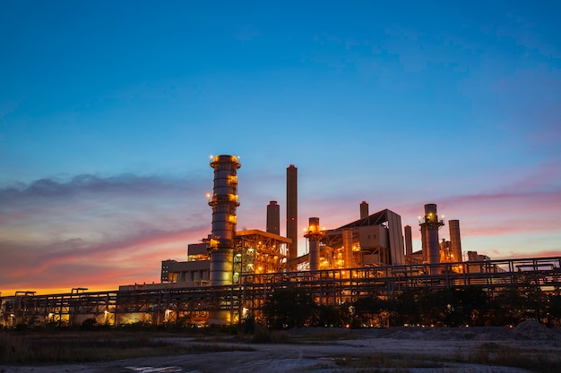 Subestación eléctrica de carbón, chimenea y planta de energía hermosa puesta de sol crepúsculo