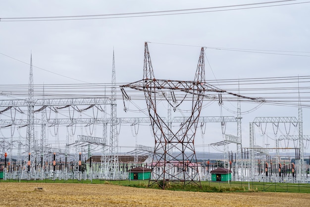 Subestación eléctrica de distribución con líneas eléctricas y transformadores.
