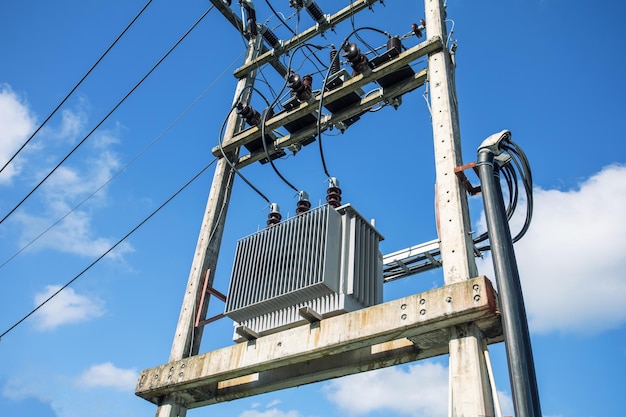 Subestación eléctrica del transformador contra la perspectiva del cielo azul