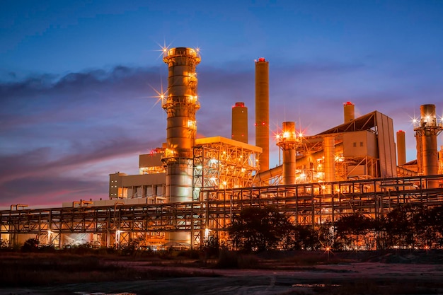 Subestación de transmisión de electricidad y planta de energía hermoso amanecer crepuscular