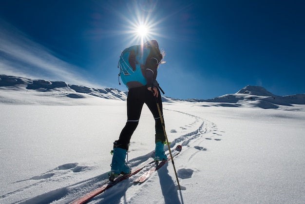 Subida com alpinismo de esqui e skins de escalada para uma única mulher