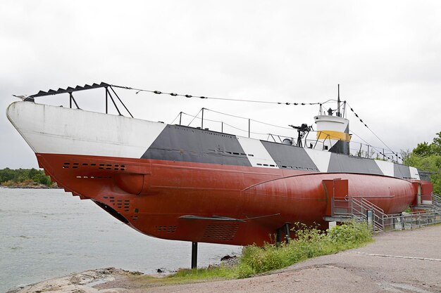 Submarino cerca de la fortaleza de Suomenlinna en Helsinki Finlandia