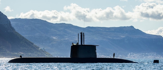 Submarino en la posición sobre el agua en la bahía