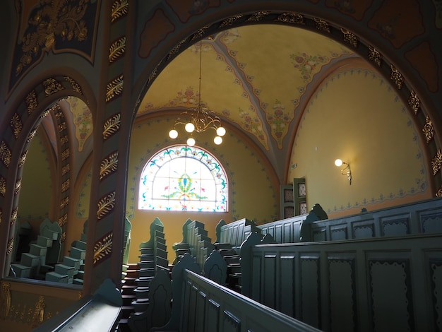 Subotica Serbien 12. September 2021 Bänke Reihen Sitze und Stühle in der Synagoge Innenräume Jüdische Religionsräume für den Gottesdienst und das Zentrum des religiösen Lebens der Gemeinde