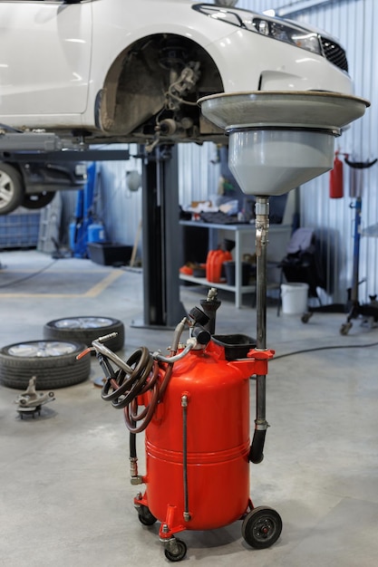 Foto substituição do óleo do motor na estação de serviço um dispositivo pneumático para drenagem de óleo velho