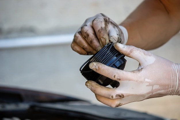 Substituindo o filtro de óleo do carro. foco seletivo