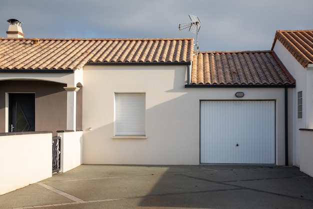 Suburbio de casa privada moderna con entrada de puerta superior de puerta de garaje