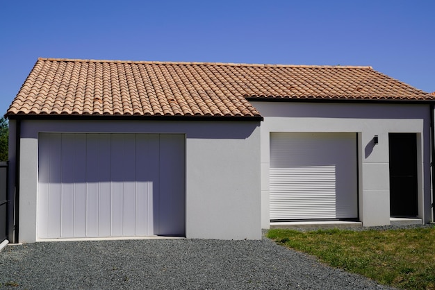 Suburbio de casa privada moderna con puerta de garaje y entrada de puerta