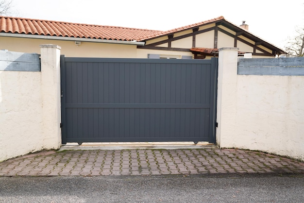 Suburbio portal hogar gris alto corredizo puerta larga casa puerta acceso jardín