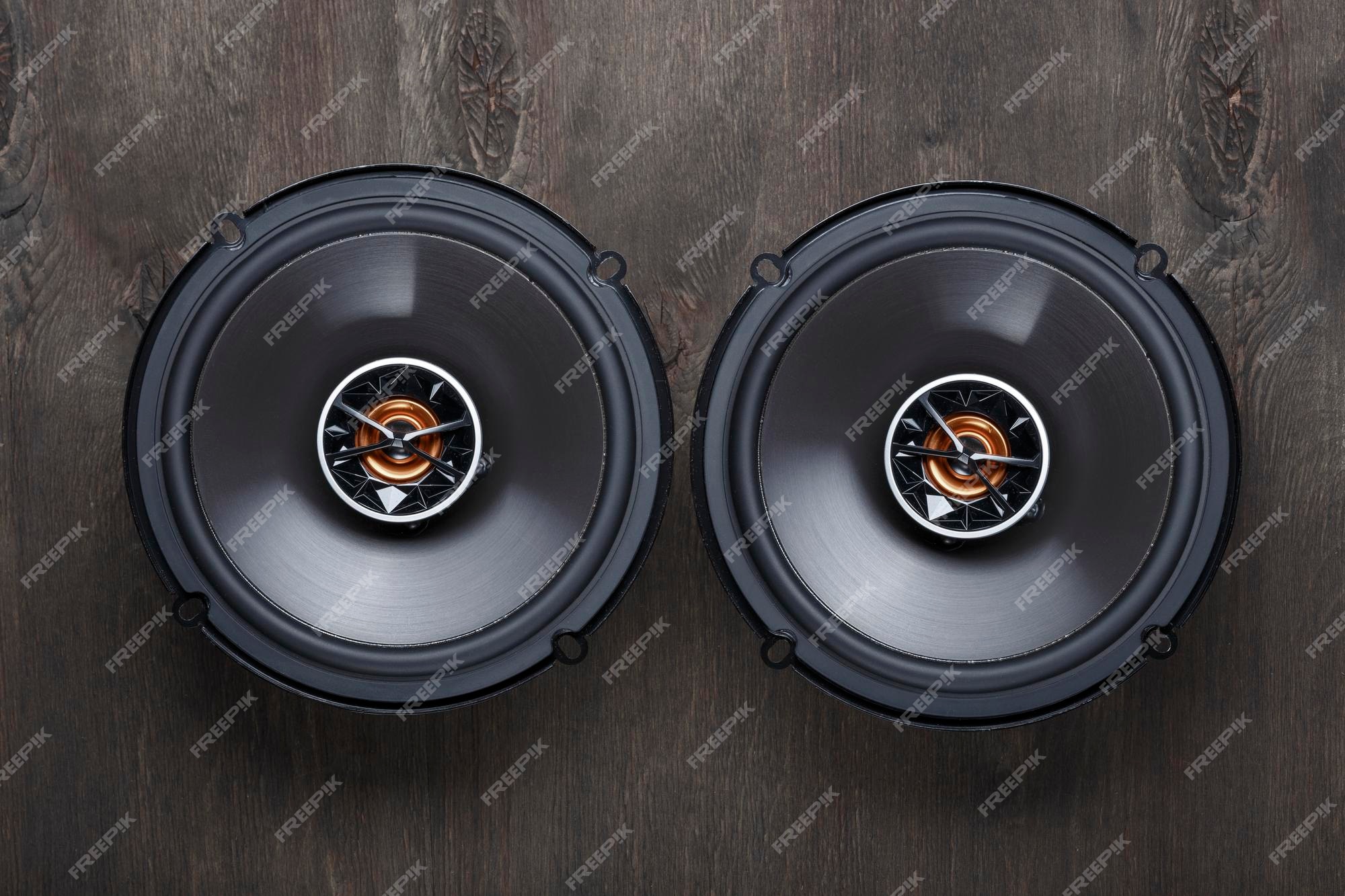 Car audio, altavoces de coche, subwoofer y accesorios para tuning. fondo  blanco.