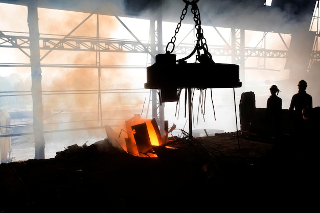 Sucata de aço derrete em um forno de indução em Demra Dhaka Bangladesh