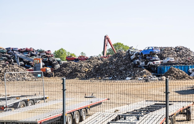 Sucata de carros com a pilha de carros esmagados e deformados