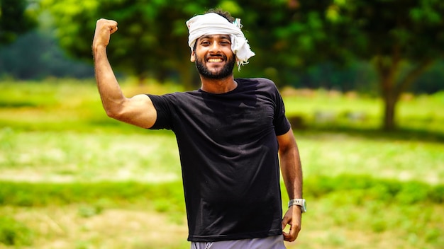 Suceda o jovem agricultor indiano com sua terra na aldeia