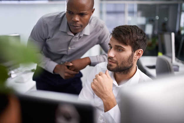 Foto sucesso através da tecnologia foto de dois empresários olhando para um computador