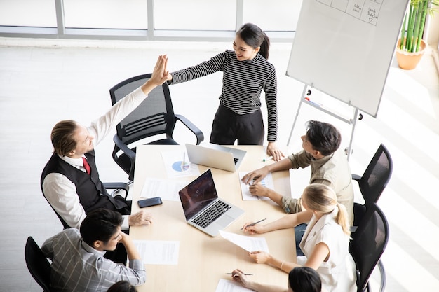 Sucesso de empresários com mãos juntas