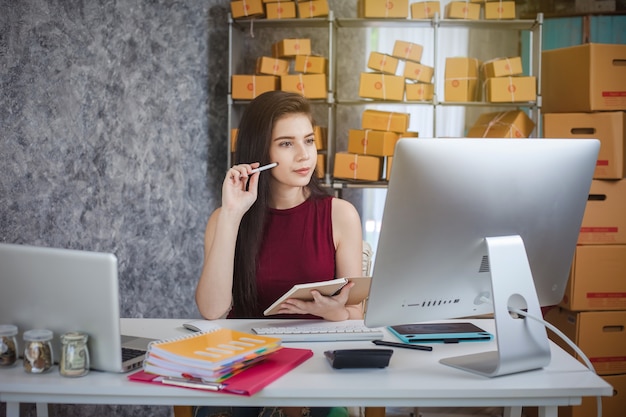 Sucesso de jovens empreendedores em fazer negócios. vendas on-line de envio.