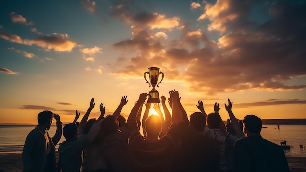 Sucesso do trabalho em equipe, realização conjunta do objetivo nos negócios e na vida A equipe vencedora está segurando o troféu nas mãos Silhuetas de muitas mãos no pôr do sol