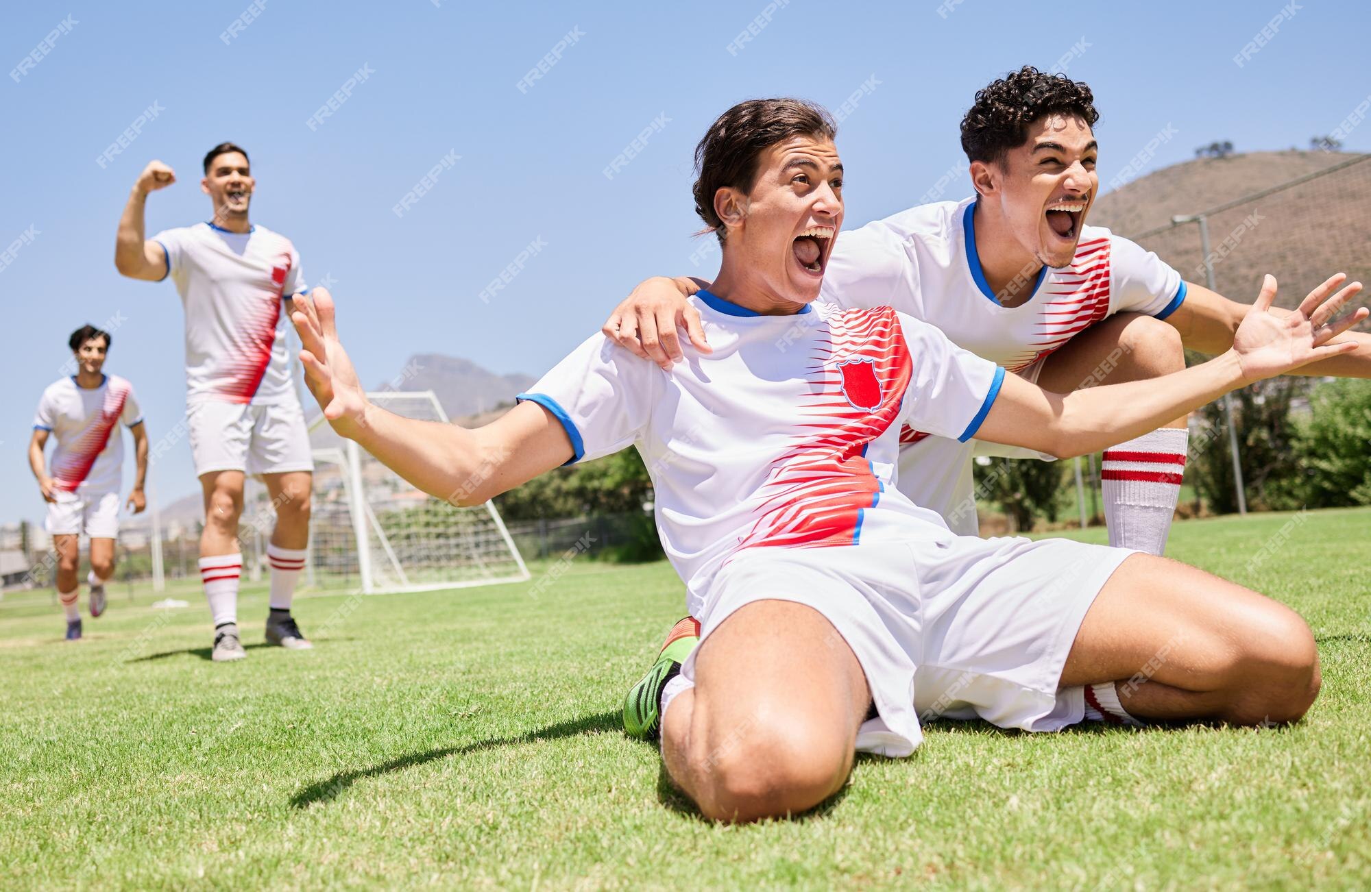 A celebração da equipe de sucesso esportivo e o jogador de basquete  comemoram o jogo de desafio de condicionamento físico ou a vitória da  competição vencedor do trabalho em equipe da parceria