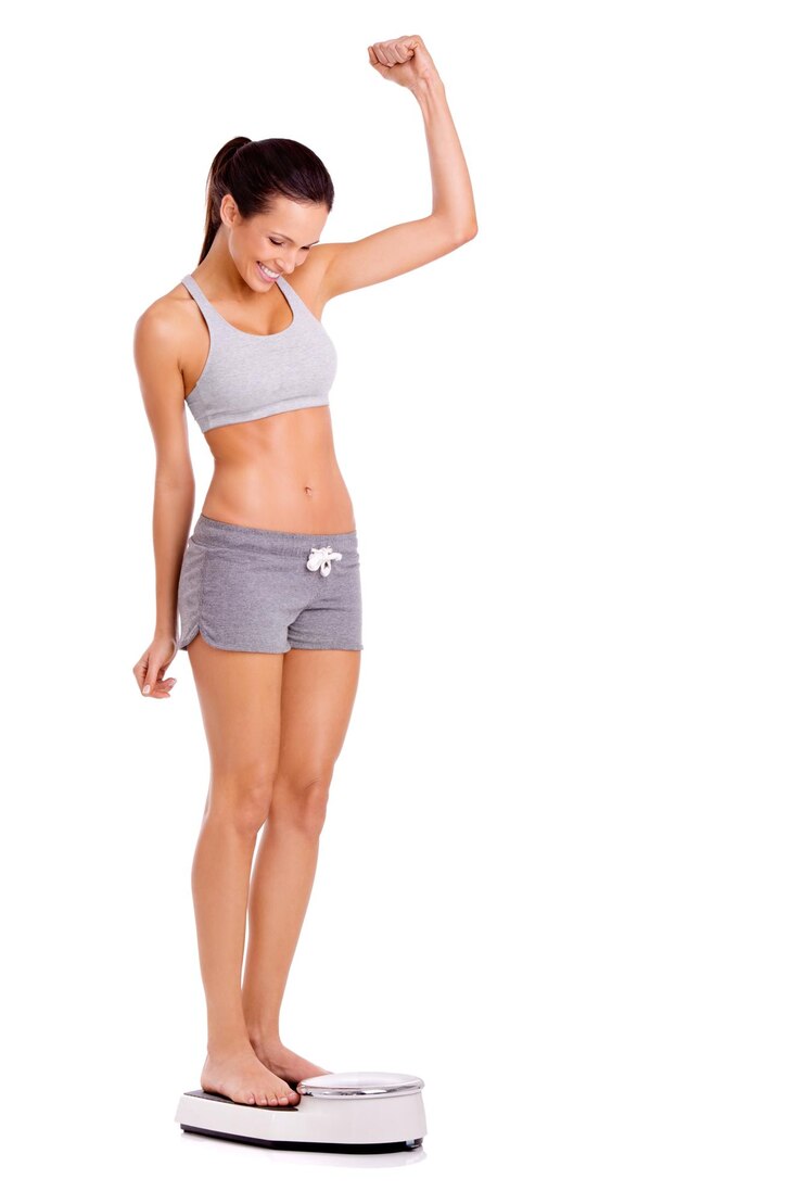 Foto sucesso e mulher em escala em estúdio para perda de peso fitness ou dieta saudável para bem-estar exercício corporal e pessoa com motivação para o treino desintoxicação ou saúde intestinal em fundo branco