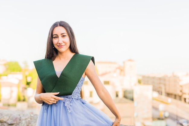 Sucesso e realização bacharelado retrato de felicidade no campus de Salamanca com vestido longo e formatura roubou uma pessoa na Europa Espanha