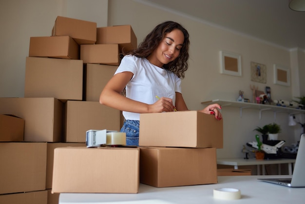 Sucesso empresarial da mulher de negócios Vendas Online Entrega de encomendas