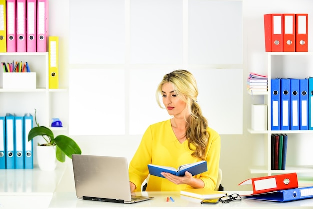 Sucesso fazendo anotações enquanto trabalhava processo de aprendizagem de vida de escritório de mulher de negócios bem-sucedido de chefe de estudante e ideias de funcionários para empresária de projeto universitário sentada no escritório