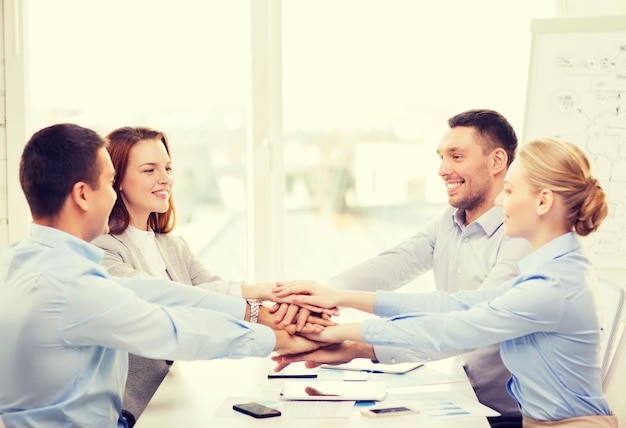 sucesso, negócios, escritório e conceito vencedor - equipe de negócios feliz comemorando a vitória no escritório