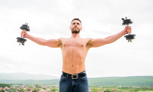 Sucesso perfeito six pack homem musculoso exercitando com barra corpo atlético haltere ginásio fitness e esporte homem desportista com fortes esteróides abdominais bom dia sentindo-se livre e confiante