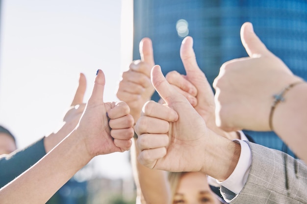 Sucesso polegar para cima e grupo de pessoas para agradecer o apoio ou trabalho em equipe