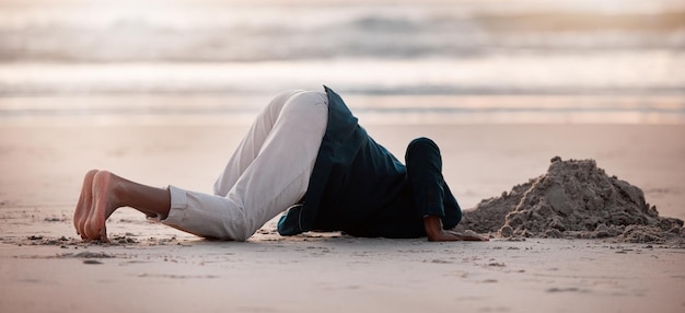 Suche beim Graben und ein Mann im Strandsand in der Natur für Reisespaß oder Urlaubsabenteuer im Sommer. Erdsuchend und eine Person mit einem Schachbrett im Boden am Meer, um im Urlaub nach Schätzen zu suchen