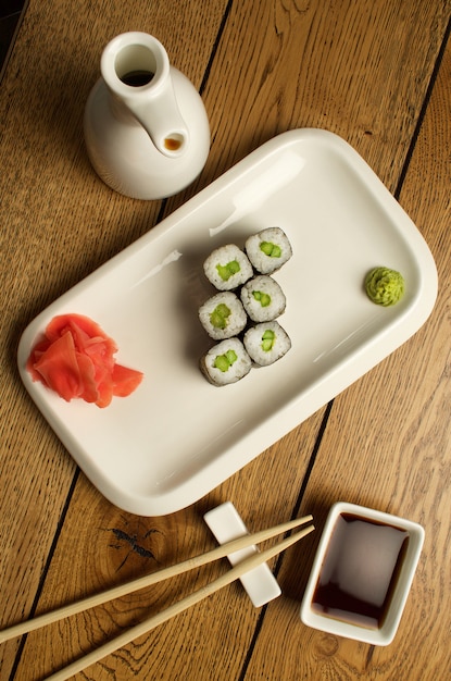 Suchi und Rollen auf weißer Platte mit Sojasoße