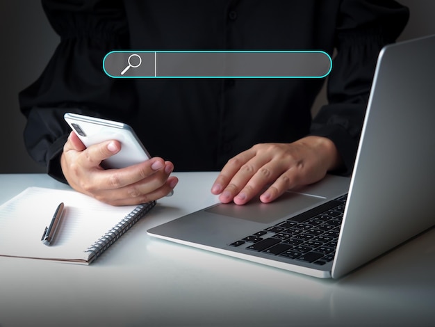 Foto suchmaschinenoptimierung geschäftsfrau verwendet smartphone, um die daten im internet zu durchsuchen
