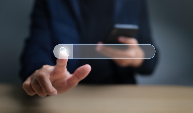 Suchtechnologie SEO Suchmaschinenoptimierung Suchknopf auf virtuellem Bildschirm Berühren mit dem Finger des Menschen für Daten und Informationen Website-Suchkonzept
