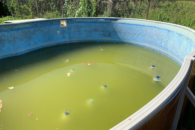 Sucio cubierto peligroso piscina al aire libre servicio de limpieza de piscina agua verde sucia con bacterias