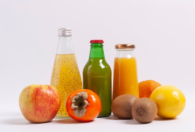 Suco cítrico e frutas em fundo de madeira. foco seletivo