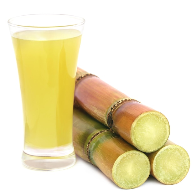 Suco com pedaços de cana sobre fundo branco