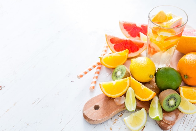 Suco com seleção de frutas tropicais, isolado no branco