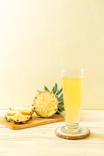 Suco de abacaxi fresco na mesa de madeira