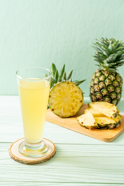 suco de abacaxi fresco na mesa de madeira