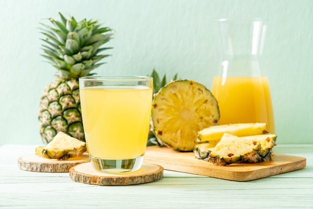 suco de abacaxi fresco na mesa de madeira