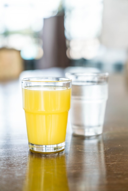 Foto suco de abacaxi na mesa