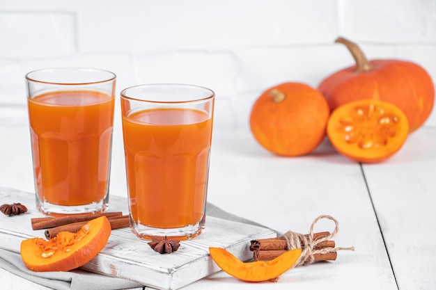 Suco de abóbora em vidro sobre fundo branco Bebida vegetal de desintoxicação Comida vegetariana saudável Conceito de dieta