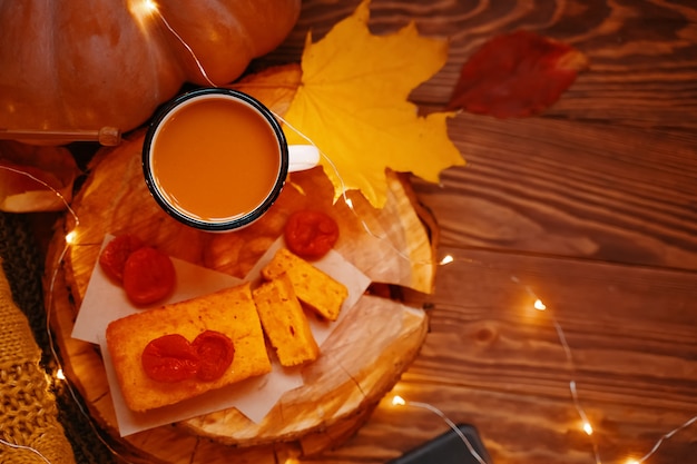 Foto suco de abóbora fresco em uma caneca com bolo de cenoura