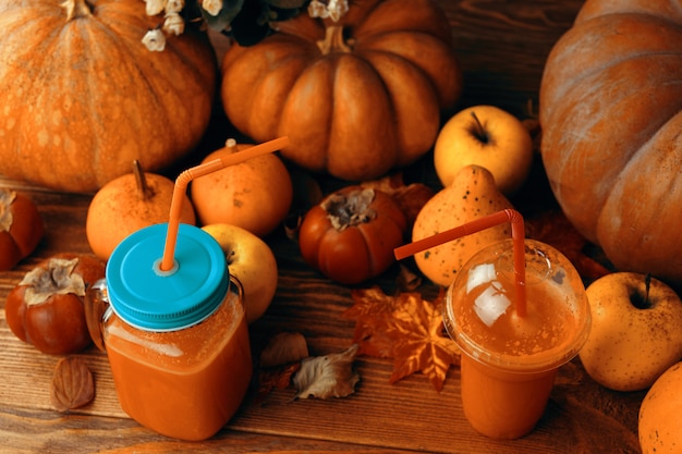 Suco de abóboras em garrafas com abóboras.