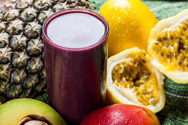 Suco de açaí com frutas