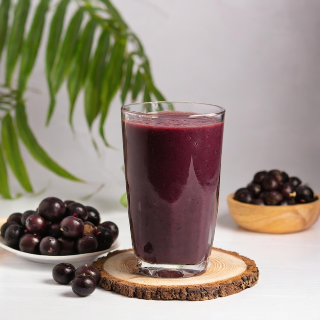 suco de açaí em copo de vidro