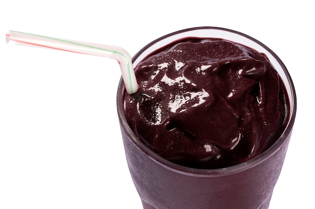 Suco de Açaí em superfície branca.